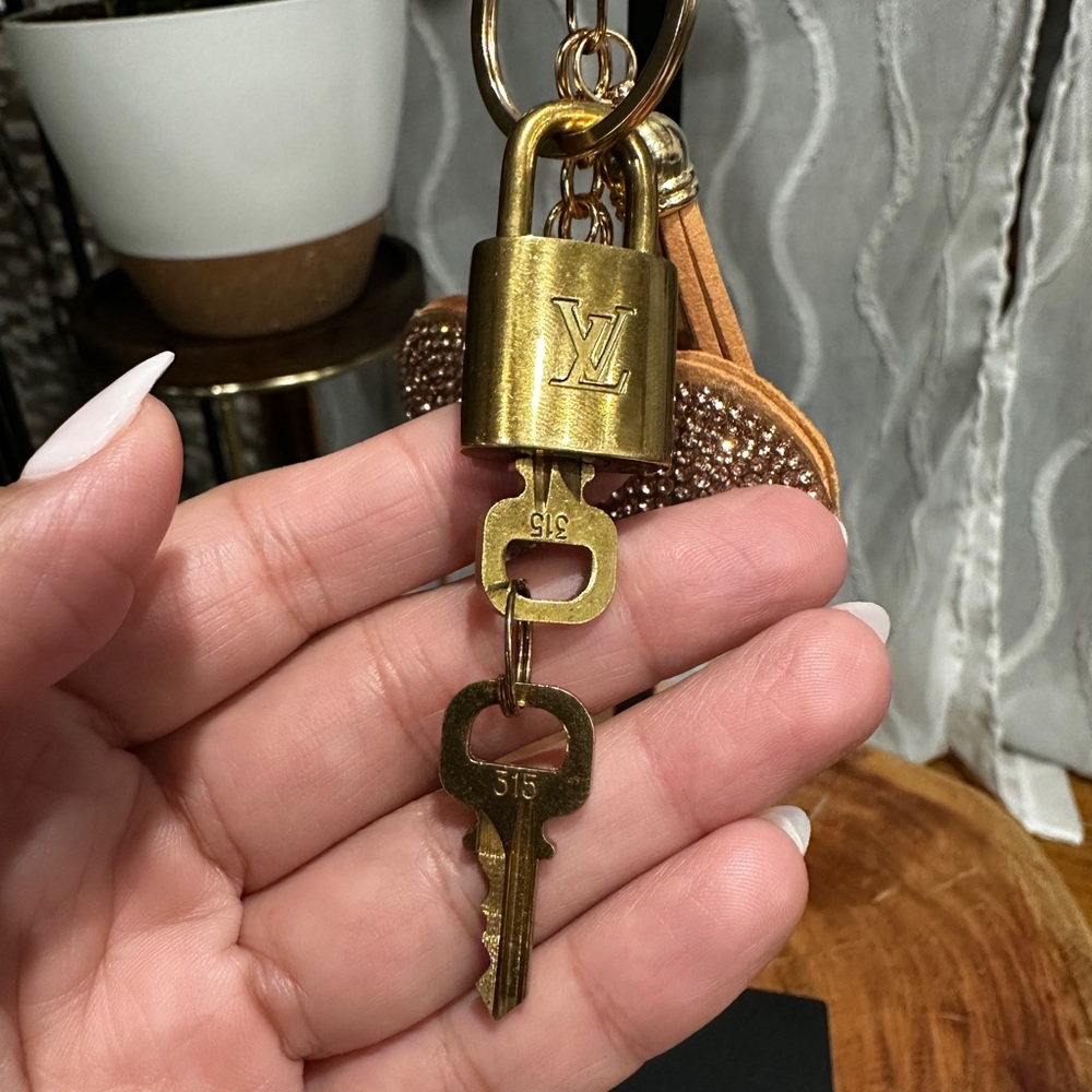 Authentic Louis Vuitton Lock & 2 Keys #315 w Unbranded Charm Rhinestone Heart - Picture 4 of 7